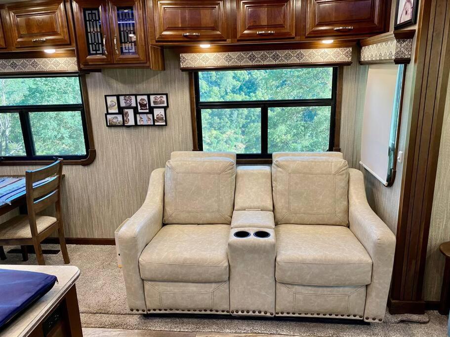 Camping Happy Hedgehog River Views Hot Tub Private