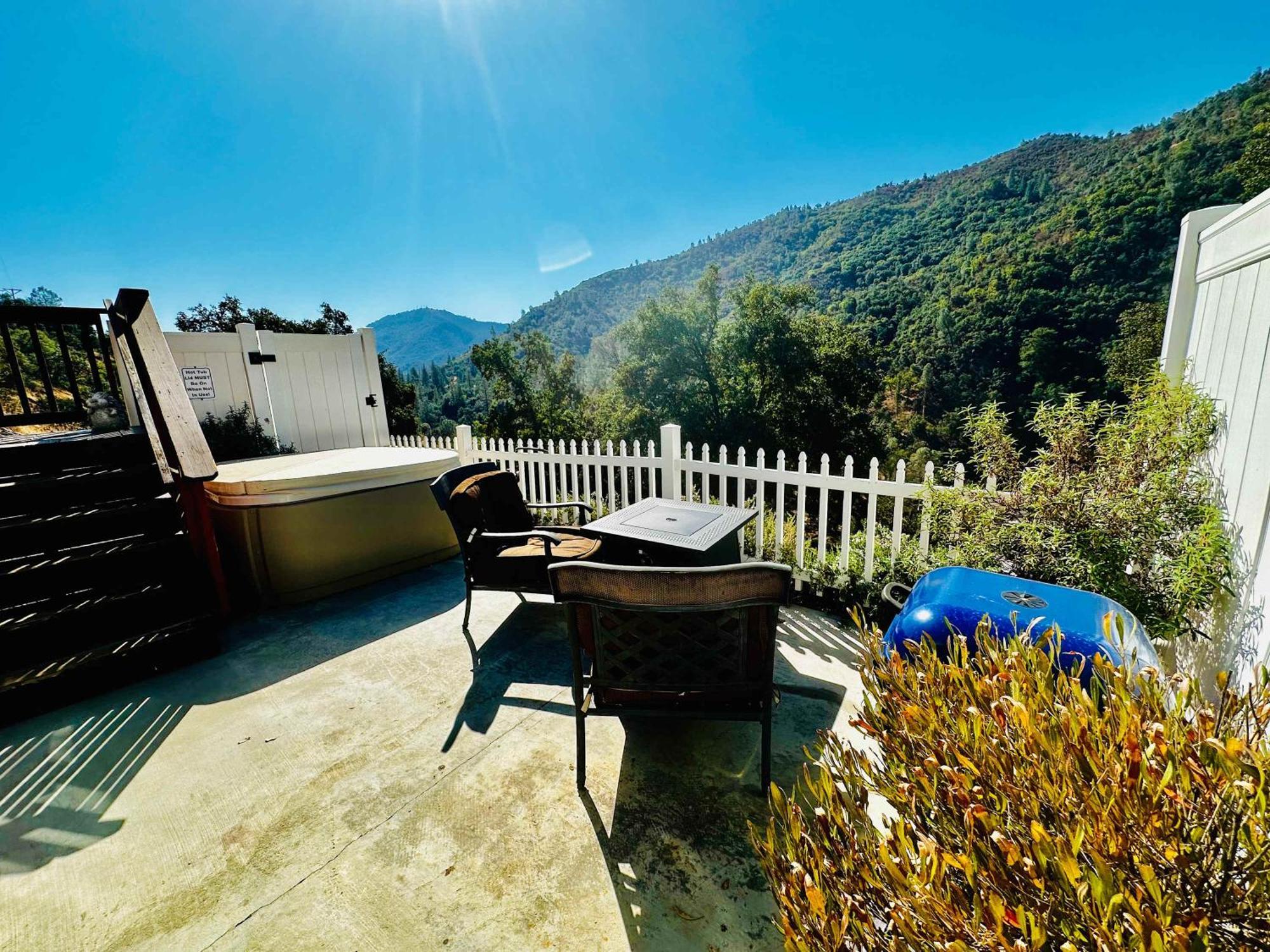 Happy Hedgehog River Views Hot Tub Private Camping *