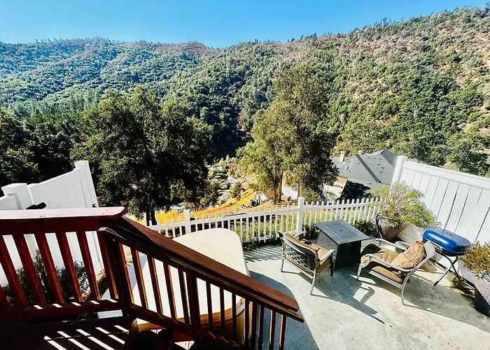 Happy Hedgehog River Views Hot Tub Private
