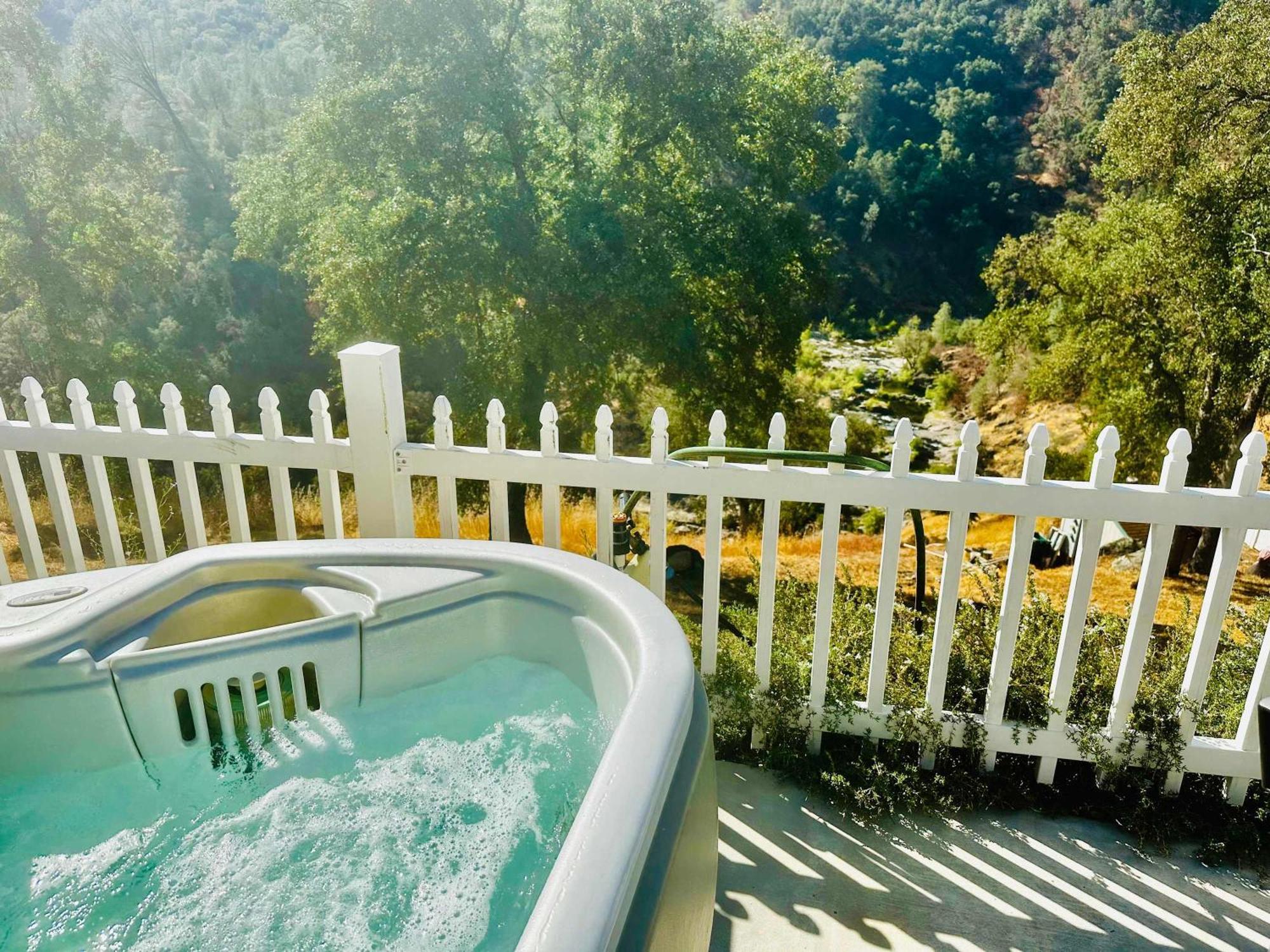 Camping Happy Hedgehog River Views Hot Tub Private