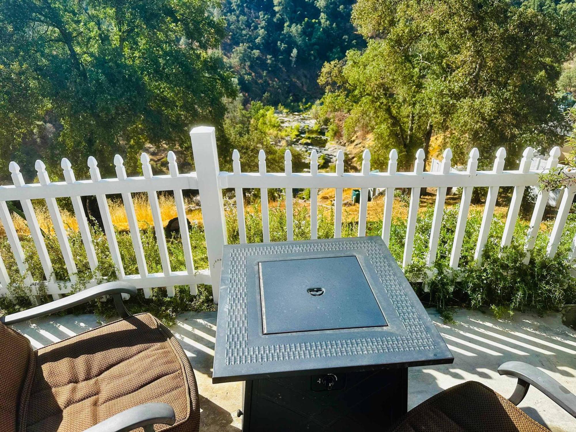 Happy Hedgehog River Views Hot Tub Private Ahwahnee